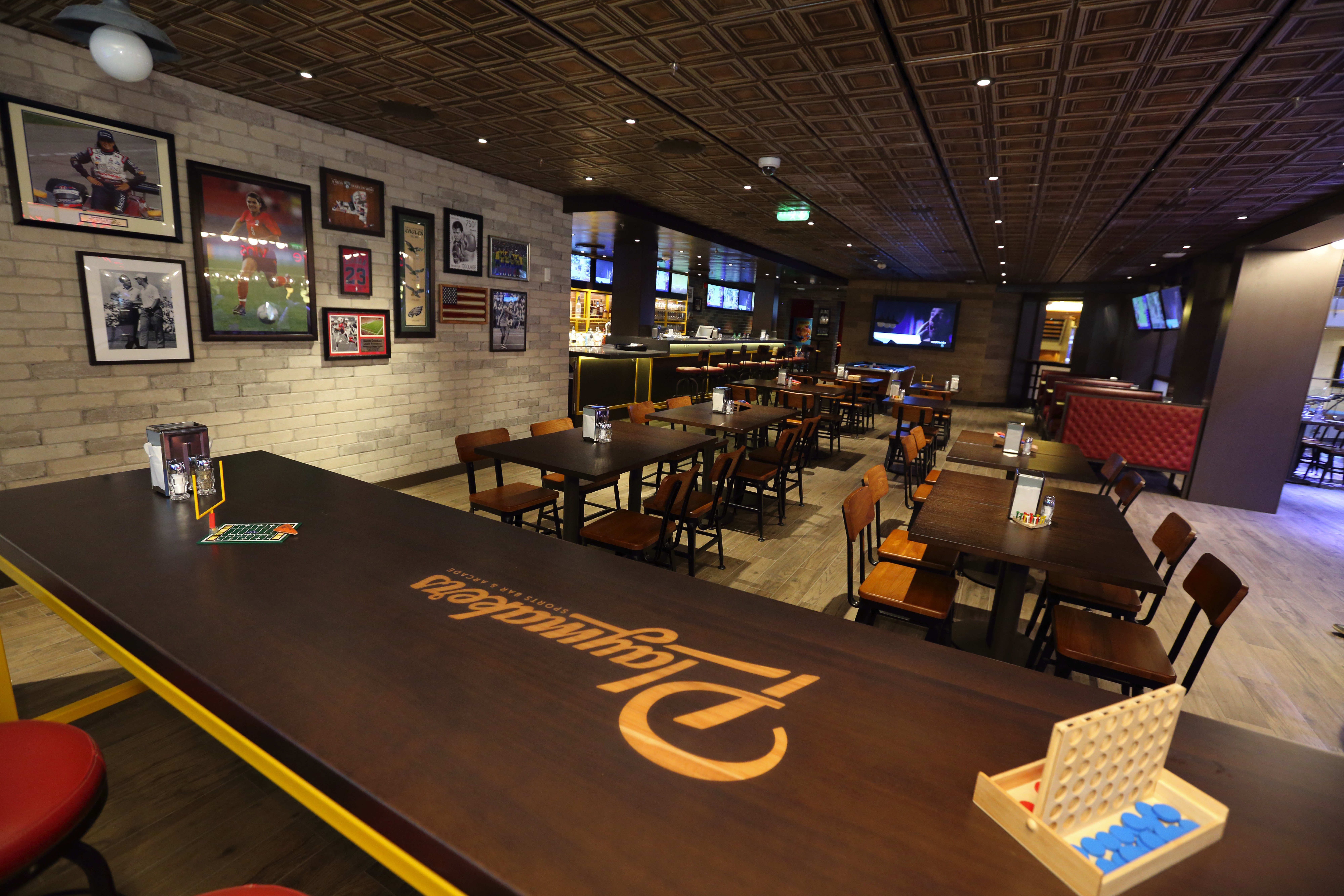 Mariner of the Seas - Playmakers℠ Sports Bar & Arcade